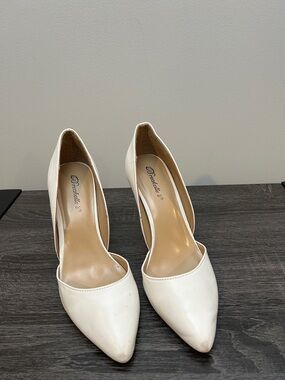 White Pointed Toe Women’s Pumps